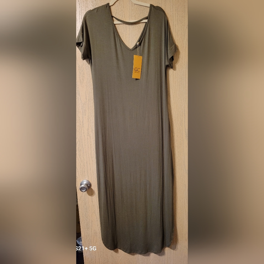 Short Sleeve Maxi Dress Size L with Side Slits and Pockets